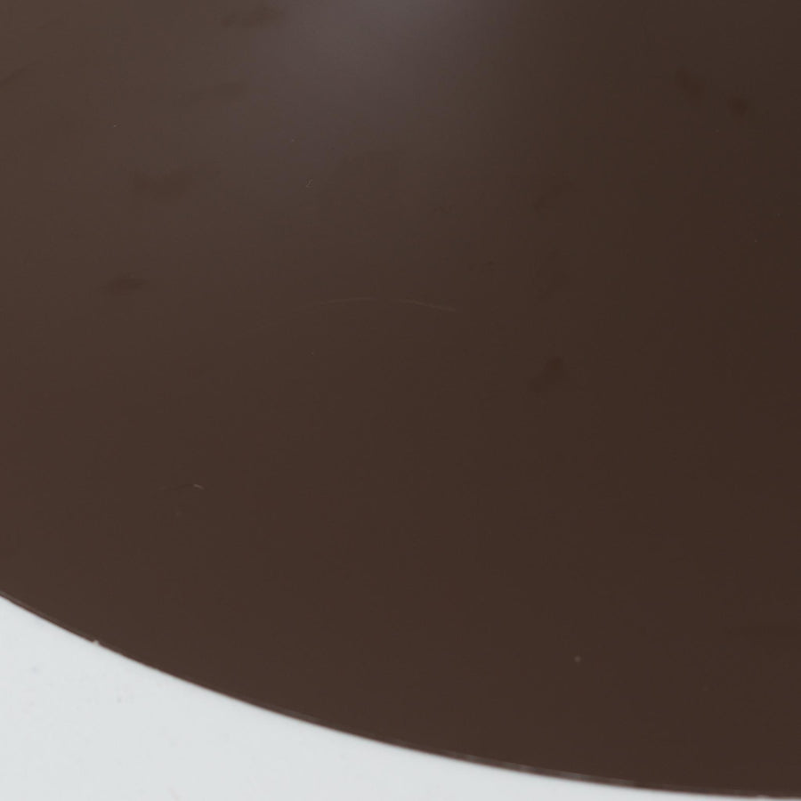 Claus BonderupとTorsten Thorupによるデザインのペンダントライト「Semi」は、Fog & Morup社から発表された北欧モダンを象徴する名作です。直径47cmのアルミシェードは美しい円錐を上下で切り取ったような独特のフォルムを持ち、光を下方向へ効率的に導きます。そのシャープでミニマルな造形は、空間にモダンな緊張感と優雅さをもたらし、ダイニングやリビングの中心を引き立てます。ビンテージならではの希少性と時を経た質感が一層の魅力を添え、北欧デザインの洗練を感じさせる一灯です。