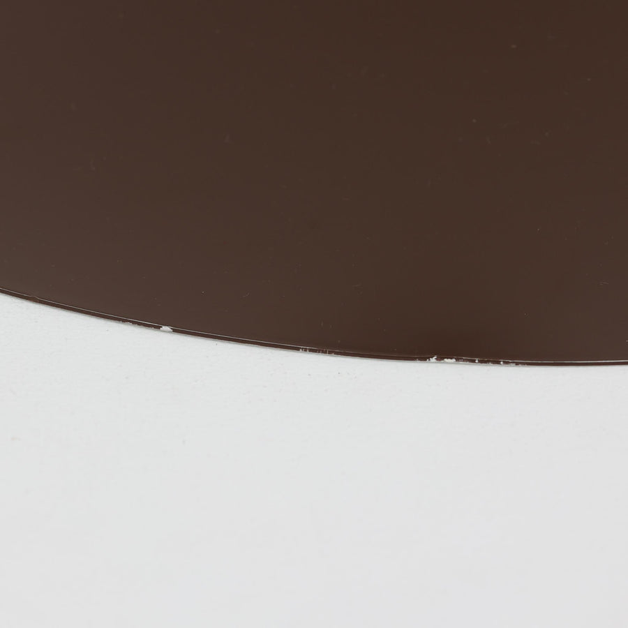 Claus BonderupとTorsten Thorupによるデザインのペンダントライト「Semi」は、Fog & Morup社から発表された北欧モダンを象徴する名作です。直径47cmのアルミシェードは美しい円錐を上下で切り取ったような独特のフォルムを持ち、光を下方向へ効率的に導きます。そのシャープでミニマルな造形は、空間にモダンな緊張感と優雅さをもたらし、ダイニングやリビングの中心を引き立てます。ビンテージならではの希少性と時を経た質感が一層の魅力を添え、北欧デザインの洗練を感じさせる一灯です。