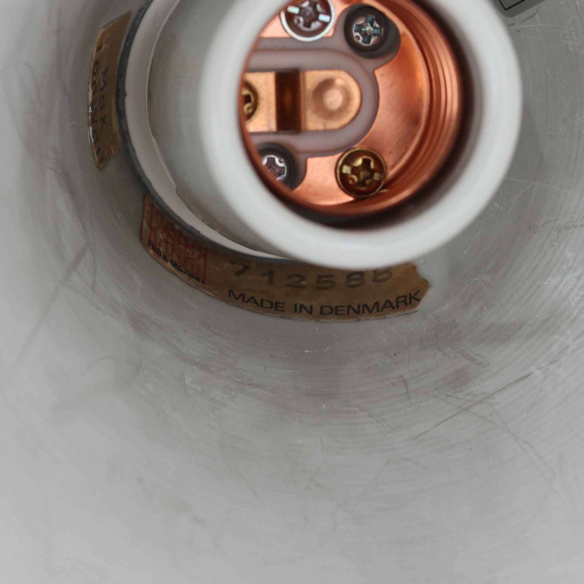 Claus BonderupとTorsten Thorupによるデザインのペンダントライト「Semi」は、Fog &amp; Morup社から発表された北欧モダンを象徴する名作です。直径47cmのアルミシェードは美しい円錐を上下で切り取ったような独特のフォルムを持ち、光を下方向へ効率的に導きます。そのシャープでミニマルな造形は、空間にモダンな緊張感と優雅さをもたらし、ダイニングやリビングの中心を引き立てます。ビンテージならではの希少性と時を経た質感が一層の魅力を添え、北欧デザインの洗練を感じさせる一灯です。