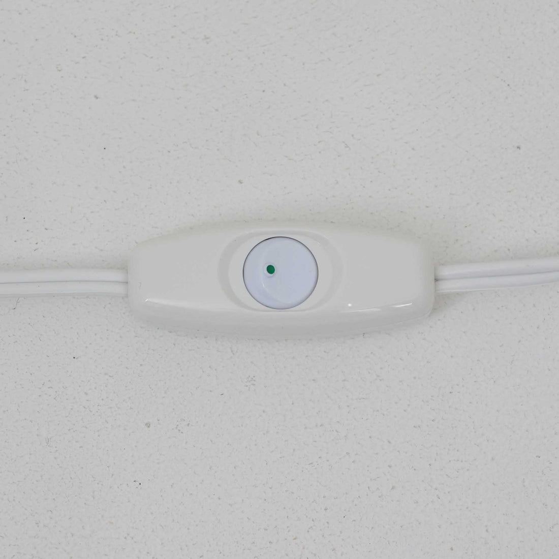 デンマーク製のフロアランプで、洗練された北欧デザインの魅力が詰まった一品です。高さ136cmのスマートなフォルムに、温かみのあるチーク材と真鍮のコンビネーションが美しく調和し、落ち着いた雰囲気を演出します。リネンシェードから広がる柔らかな光は、リビングや寝室を心地よい空間に変えてくれます。脚部の真鍮ベースは安定感があり、経年による素材の風合いがビンテージならではの魅力を一層引き立てています。シンプルながら存在感のある佇まいで、上質なインテリアにふさわしい照明です。