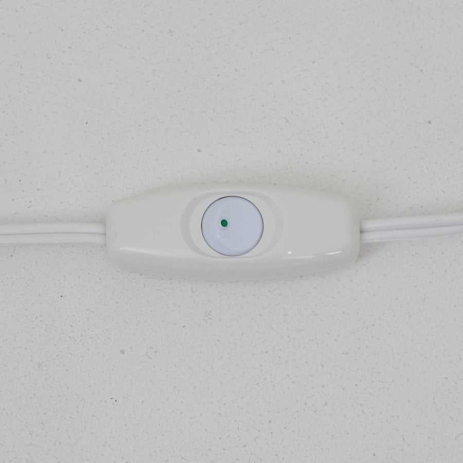 デンマーク製のフロアランプで、洗練された北欧デザインの魅力が詰まった一品です。高さ136cmのスマートなフォルムに、温かみのあるチーク材と真鍮のコンビネーションが美しく調和し、落ち着いた雰囲気を演出します。リネンシェードから広がる柔らかな光は、リビングや寝室を心地よい空間に変えてくれます。脚部の真鍮ベースは安定感があり、経年による素材の風合いがビンテージならではの魅力を一層引き立てています。シンプルながら存在感のある佇まいで、上質なインテリアにふさわしい照明です。