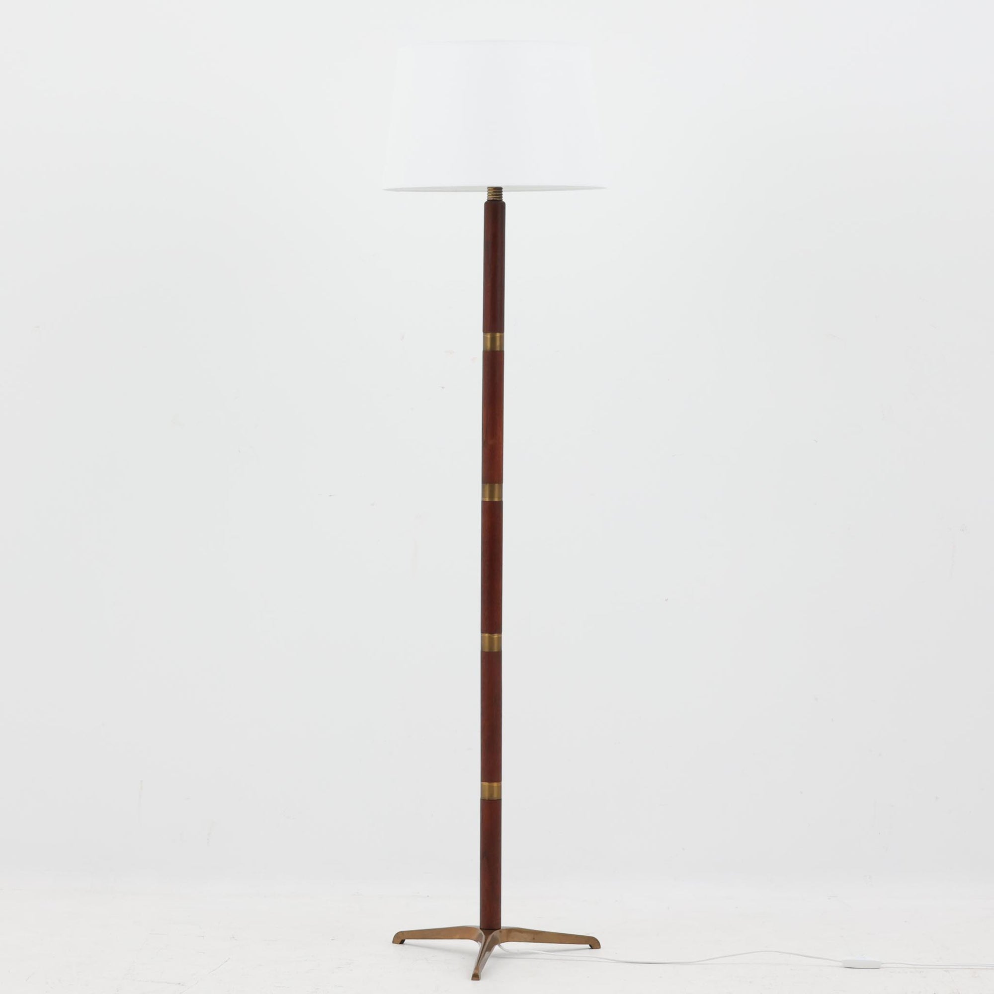 デンマーク製のフロアランプで、洗練された北欧デザインの魅力が詰まった一品です。高さ136cmのスマートなフォルムに、温かみのあるチーク材と真鍮のコンビネーションが美しく調和し、落ち着いた雰囲気を演出します。リネンシェードから広がる柔らかな光は、リビングや寝室を心地よい空間に変えてくれます。脚部の真鍮ベースは安定感があり、経年による素材の風合いがビンテージならではの魅力を一層引き立てています。シンプルながら存在感のある佇まいで、上質なインテリアにふさわしい照明です。