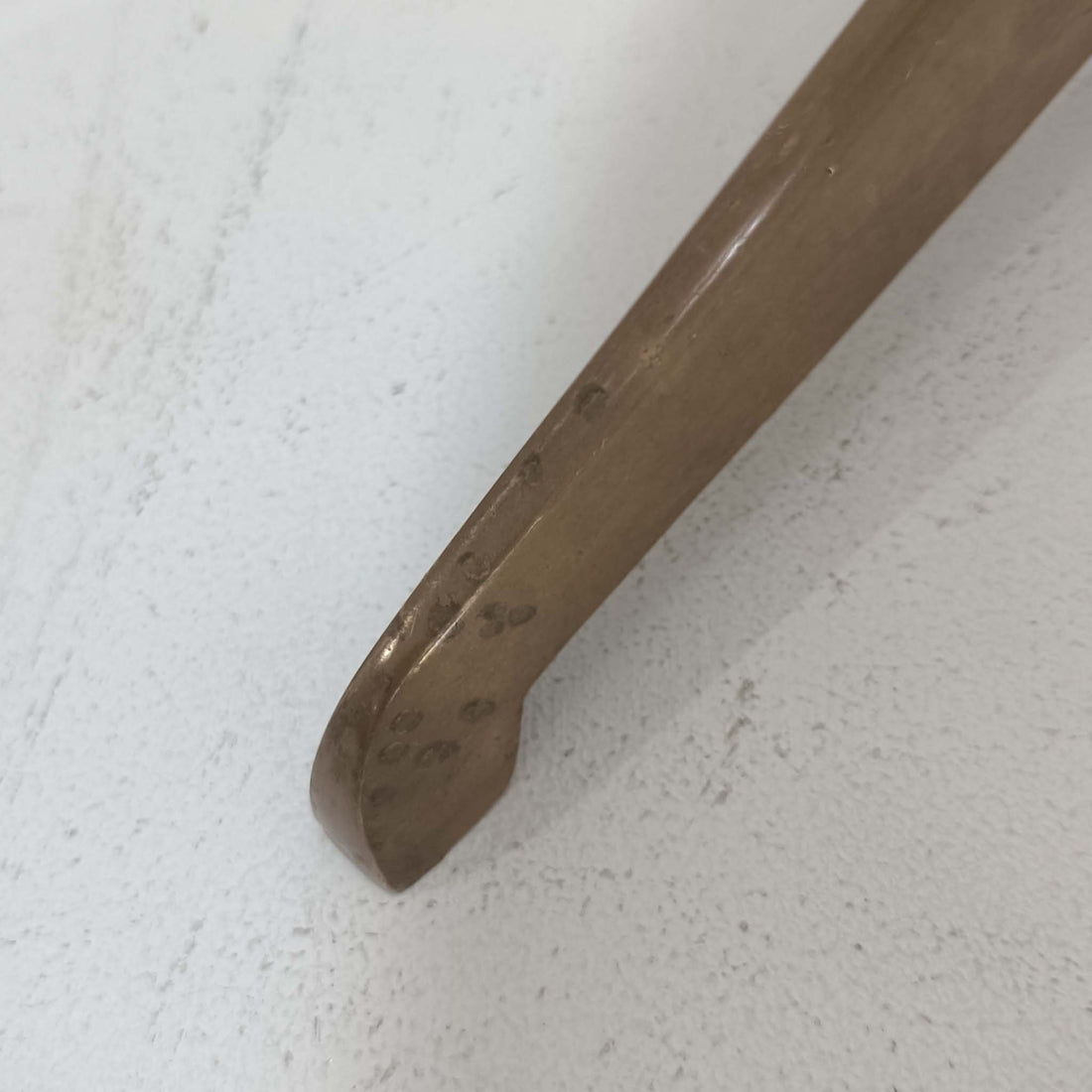 デンマーク製のフロアランプで、洗練された北欧デザインの魅力が詰まった一品です。高さ136cmのスマートなフォルムに、温かみのあるチーク材と真鍮のコンビネーションが美しく調和し、落ち着いた雰囲気を演出します。リネンシェードから広がる柔らかな光は、リビングや寝室を心地よい空間に変えてくれます。脚部の真鍮ベースは安定感があり、経年による素材の風合いがビンテージならではの魅力を一層引き立てています。シンプルながら存在感のある佇まいで、上質なインテリアにふさわしい照明です。