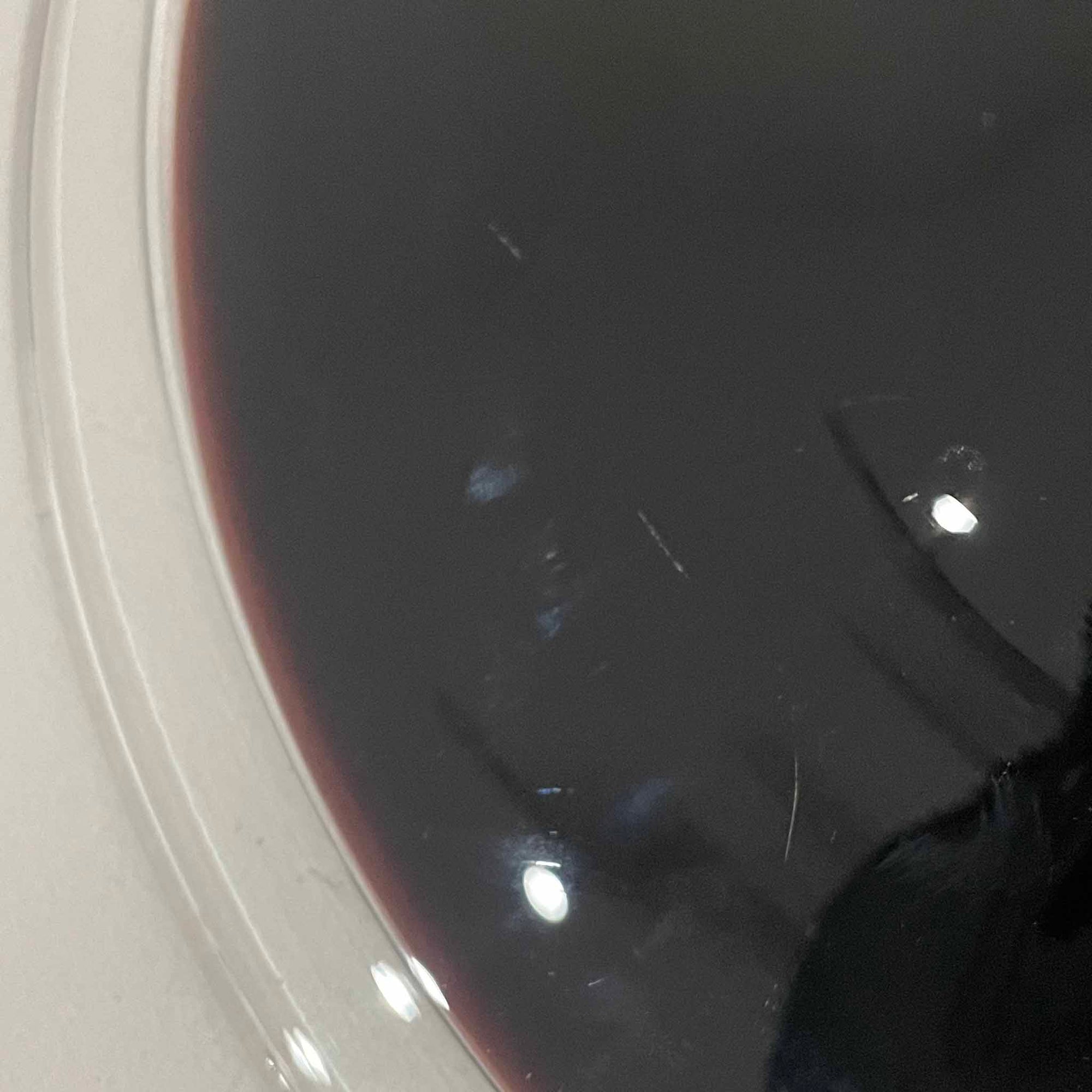 Michael BangがHolmegaard社のためにデザインしたペンダントライト「Etude」は、直径38cmのガラスシェードが放つ透明感と深みのある輝きが魅力です。ボトルのような有機的なフォルムに広がるフレア形状は、光を効果的に拡散しつつ下方をしっかりと照らし、点灯時にはガラス内部に幻想的な光の表情を生み出します。ダイニングやリビングの中心に映える存在感を持ち、インテリアに洗練されたアクセントを添えます。ビンテージならではの希少性とHolmegaardの職人技が息づく逸品です。