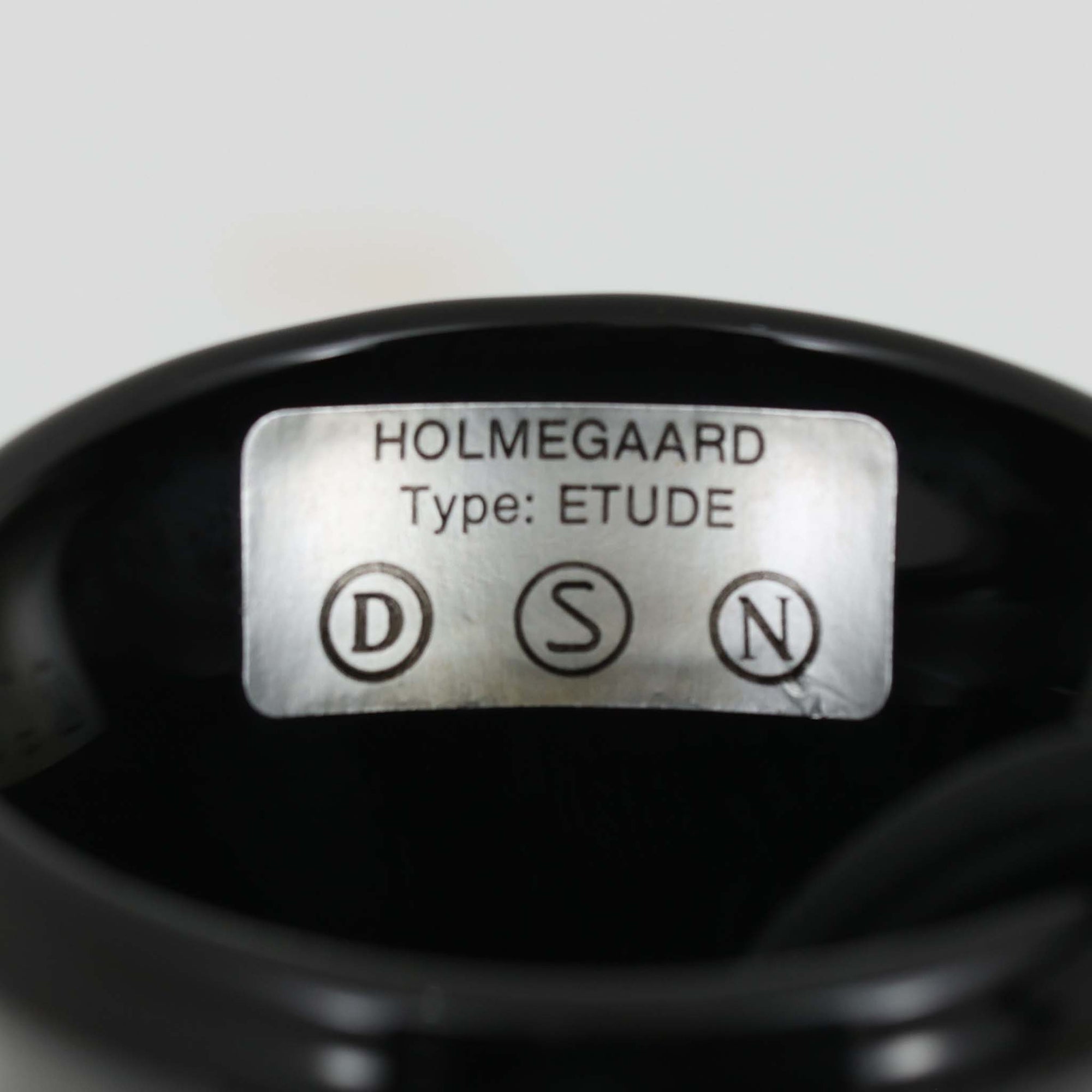 Michael BangがHolmegaard社のためにデザインしたペンダントライト「Etude」は、直径38cmのガラスシェードが放つ透明感と深みのある輝きが魅力です。ボトルのような有機的なフォルムに広がるフレア形状は、光を効果的に拡散しつつ下方をしっかりと照らし、点灯時にはガラス内部に幻想的な光の表情を生み出します。ダイニングやリビングの中心に映える存在感を持ち、インテリアに洗練されたアクセントを添えます。ビンテージならではの希少性とHolmegaardの職人技が息づく逸品です。