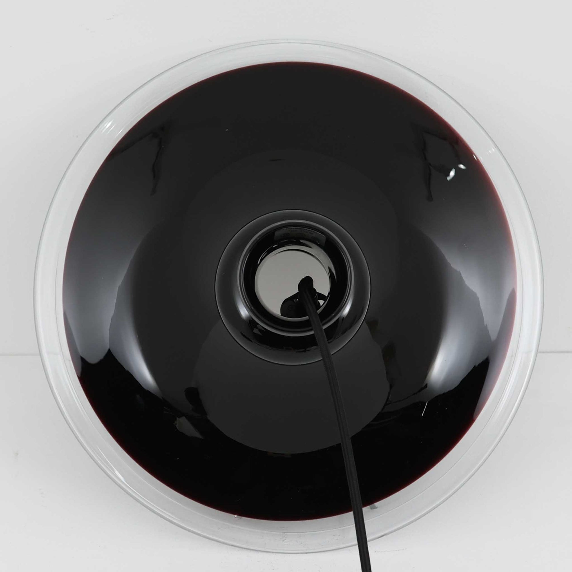 Michael BangがHolmegaard社のためにデザインしたペンダントライト「Etude」は、直径38cmのガラスシェードが放つ透明感と深みのある輝きが魅力です。ボトルのような有機的なフォルムに広がるフレア形状は、光を効果的に拡散しつつ下方をしっかりと照らし、点灯時にはガラス内部に幻想的な光の表情を生み出します。ダイニングやリビングの中心に映える存在感を持ち、インテリアに洗練されたアクセントを添えます。ビンテージならではの希少性とHolmegaardの職人技が息づく逸品です。