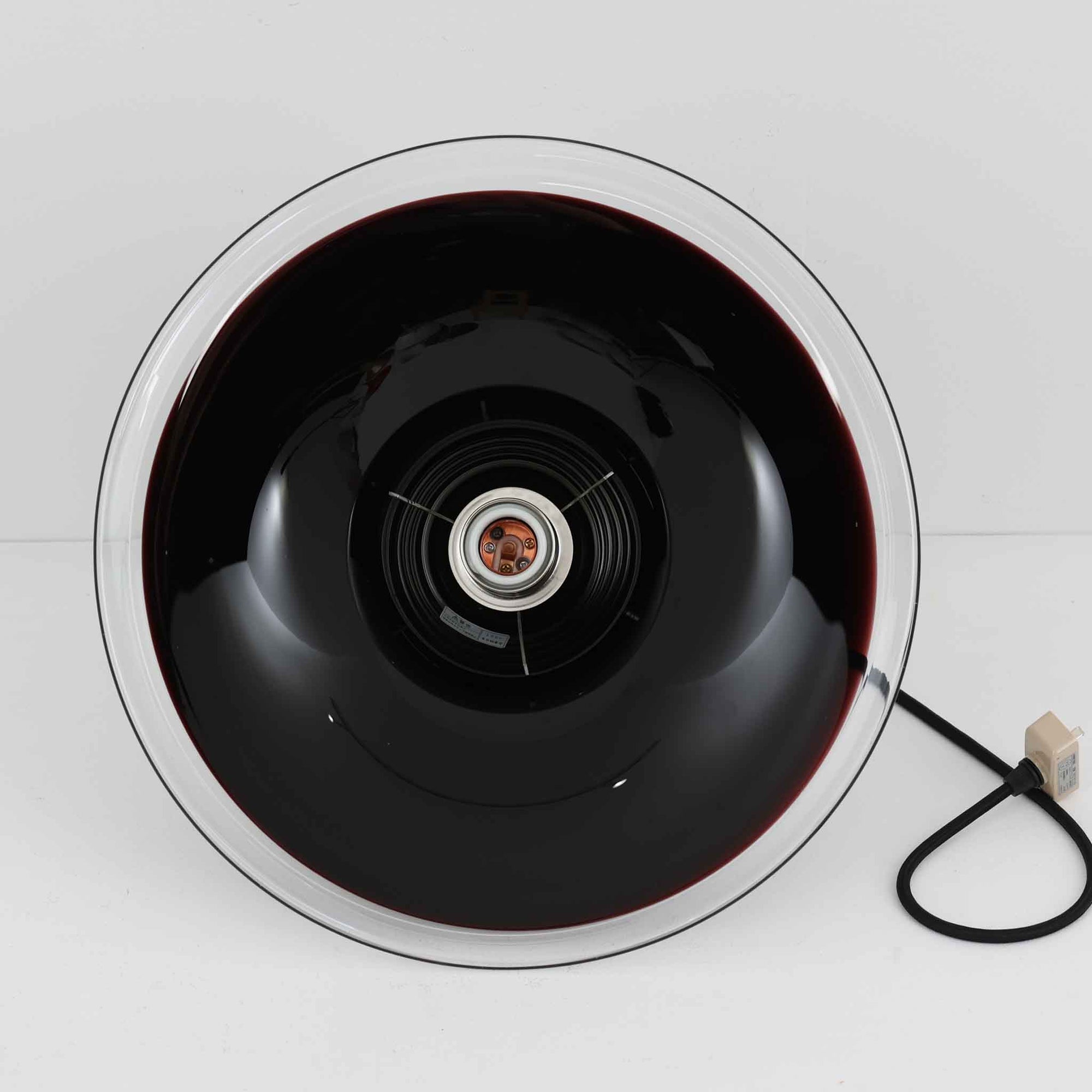 Michael BangがHolmegaard社のためにデザインしたペンダントライト「Etude」は、直径38cmのガラスシェードが放つ透明感と深みのある輝きが魅力です。ボトルのような有機的なフォルムに広がるフレア形状は、光を効果的に拡散しつつ下方をしっかりと照らし、点灯時にはガラス内部に幻想的な光の表情を生み出します。ダイニングやリビングの中心に映える存在感を持ち、インテリアに洗練されたアクセントを添えます。ビンテージならではの希少性とHolmegaardの職人技が息づく逸品です。