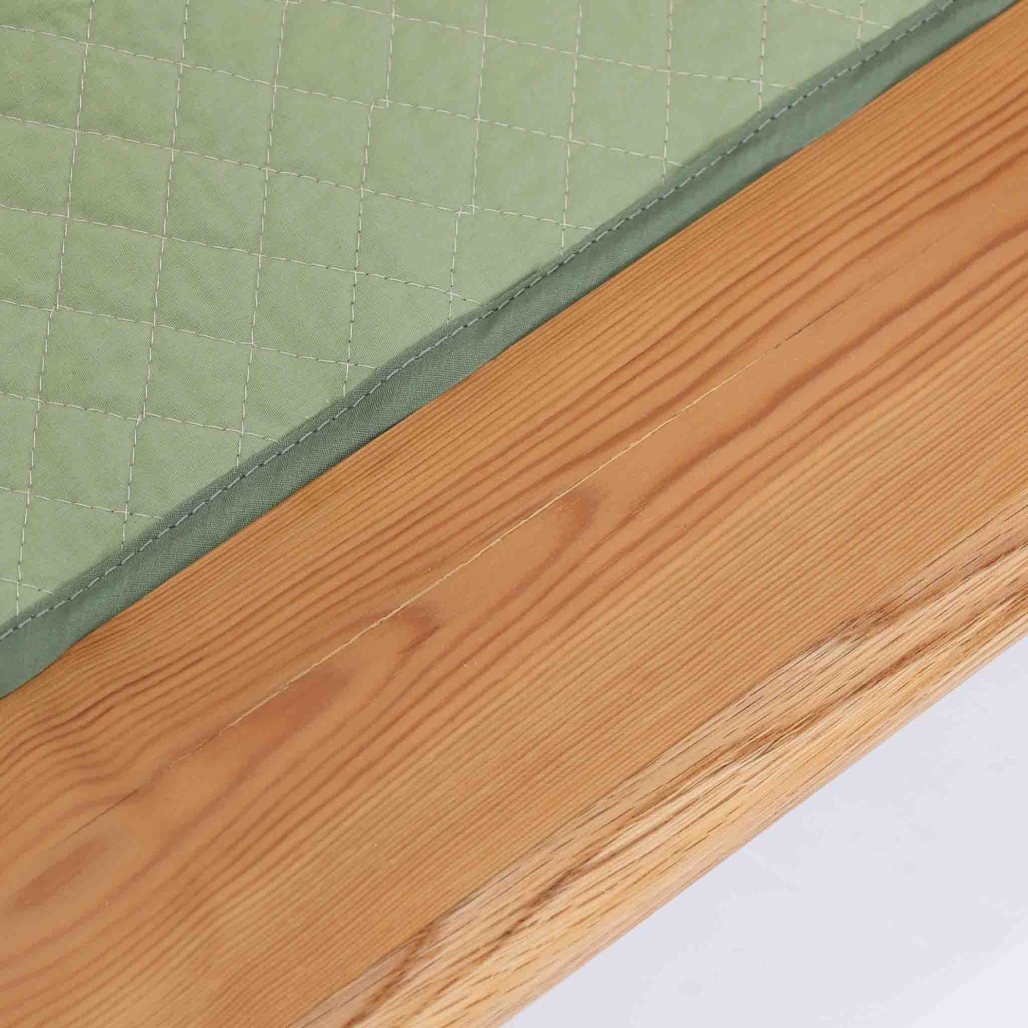 Hans J. Wegner（ハンス・J・ウェグナー）がGetama社のために手掛けたGE19 ベンチソファは、端正なプロポーションと素材使いが際立つ北欧ビンテージの名作です。フレームにはオーク材を用い、細身で安定感のある脚部と、両端に配されたメタルパーツが軽やかなアクセントとなっています。マットレスやクッションを合わせることで、ベンチとしてもベッドとしても幅広く活用可能です。経年により深みを増した木肌と、当時の職人技が感じられる構造が、空間に静かな存在感と上質な佇まいをもたらします。