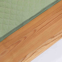 Hans J. Wegner（ハンス・J・ウェグナー）がGetama社のために手掛けたGE19 ベンチソファは、端正なプロポーションと素材使いが際立つ北欧ビンテージの名作です。フレームにはオーク材を用い、細身で安定感のある脚部と、両端に配されたメタルパーツが軽やかなアクセントとなっています。マットレスやクッションを合わせることで、ベンチとしてもベッドとしても幅広く活用可能です。経年により深みを増した木肌と、当時の職人技が感じられる構造が、空間に静かな存在感と上質な佇まいをもたらします。