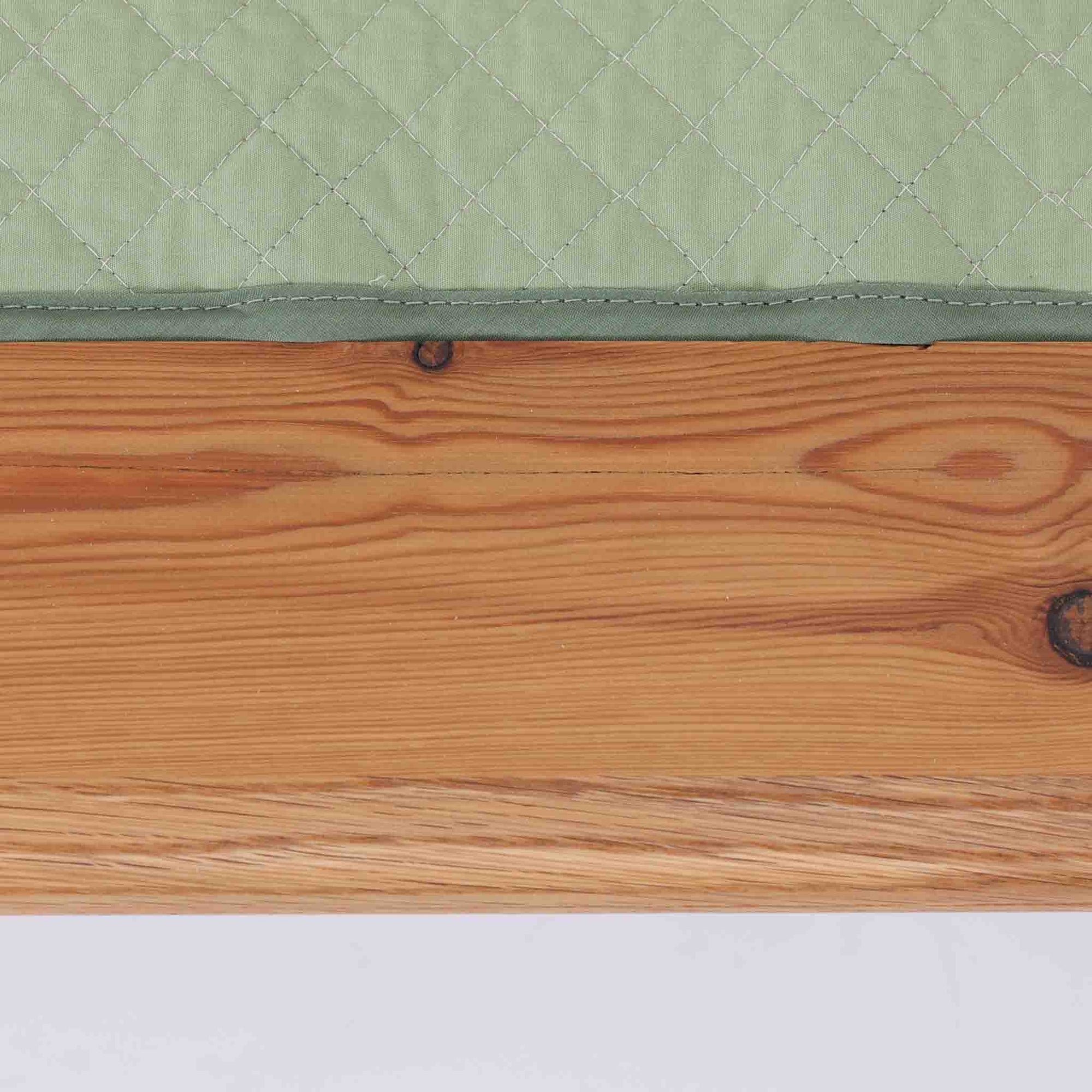 Hans J. Wegner（ハンス・J・ウェグナー）がGetama社のために手掛けたGE19 ベンチソファは、端正なプロポーションと素材使いが際立つ北欧ビンテージの名作です。フレームにはオーク材を用い、細身で安定感のある脚部と、両端に配されたメタルパーツが軽やかなアクセントとなっています。マットレスやクッションを合わせることで、ベンチとしてもベッドとしても幅広く活用可能です。経年により深みを増した木肌と、当時の職人技が感じられる構造が、空間に静かな存在感と上質な佇まいをもたらします。