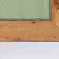 Hans J. Wegner（ハンス・J・ウェグナー）がGetama社のために手掛けたGE19 ベンチソファは、端正なプロポーションと素材使いが際立つ北欧ビンテージの名作です。フレームにはオーク材を用い、細身で安定感のある脚部と、両端に配されたメタルパーツが軽やかなアクセントとなっています。マットレスやクッションを合わせることで、ベンチとしてもベッドとしても幅広く活用可能です。経年により深みを増した木肌と、当時の職人技が感じられる構造が、空間に静かな存在感と上質な佇まいをもたらします。