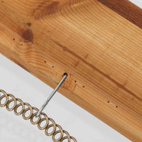 Hans J. Wegner（ハンス・J・ウェグナー）がGetama社のために手掛けたGE19 ベンチソファは、端正なプロポーションと素材使いが際立つ北欧ビンテージの名作です。フレームにはオーク材を用い、細身で安定感のある脚部と、両端に配されたメタルパーツが軽やかなアクセントとなっています。マットレスやクッションを合わせることで、ベンチとしてもベッドとしても幅広く活用可能です。経年により深みを増した木肌と、当時の職人技が感じられる構造が、空間に静かな存在感と上質な佇まいをもたらします。