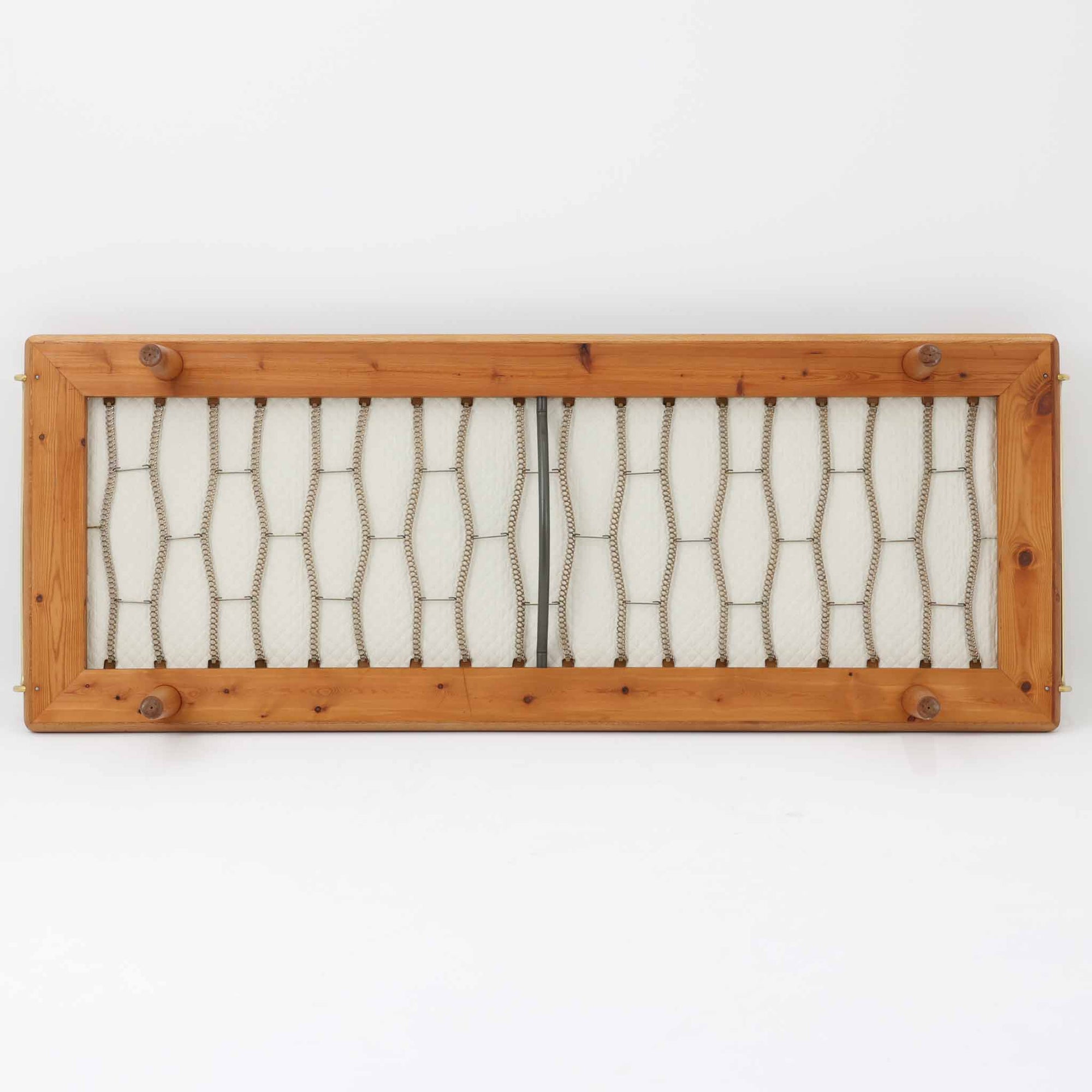 Hans J. Wegner（ハンス・J・ウェグナー）がGetama社のために手掛けたGE19 ベンチソファは、端正なプロポーションと素材使いが際立つ北欧ビンテージの名作です。フレームにはオーク材を用い、細身で安定感のある脚部と、両端に配されたメタルパーツが軽やかなアクセントとなっています。マットレスやクッションを合わせることで、ベンチとしてもベッドとしても幅広く活用可能です。経年により深みを増した木肌と、当時の職人技が感じられる構造が、空間に静かな存在感と上質な佇まいをもたらします。