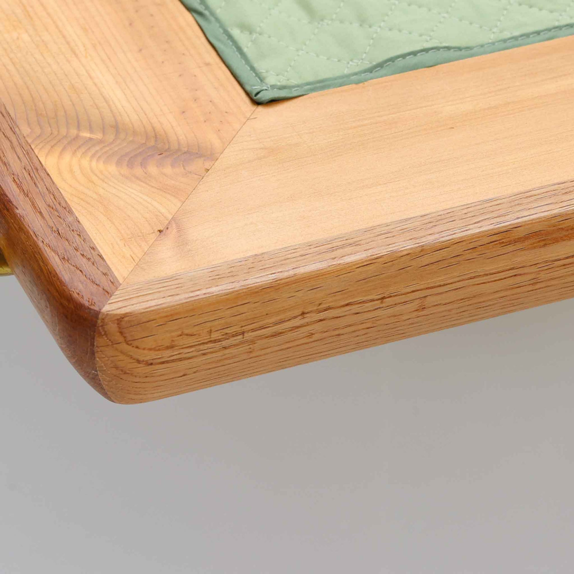 Hans J. Wegner（ハンス・J・ウェグナー）がGetama社のために手掛けたGE19 ベンチソファは、端正なプロポーションと素材使いが際立つ北欧ビンテージの名作です。フレームにはオーク材を用い、細身で安定感のある脚部と、両端に配されたメタルパーツが軽やかなアクセントとなっています。マットレスやクッションを合わせることで、ベンチとしてもベッドとしても幅広く活用可能です。経年により深みを増した木肌と、当時の職人技が感じられる構造が、空間に静かな存在感と上質な佇まいをもたらします。