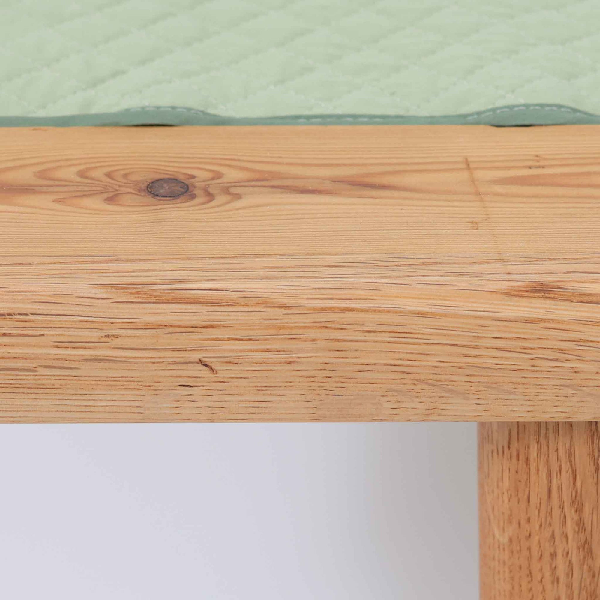 Hans J. Wegner（ハンス・J・ウェグナー）がGetama社のために手掛けたGE19 ベンチソファは、端正なプロポーションと素材使いが際立つ北欧ビンテージの名作です。フレームにはオーク材を用い、細身で安定感のある脚部と、両端に配されたメタルパーツが軽やかなアクセントとなっています。マットレスやクッションを合わせることで、ベンチとしてもベッドとしても幅広く活用可能です。経年により深みを増した木肌と、当時の職人技が感じられる構造が、空間に静かな存在感と上質な佇まいをもたらします。