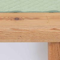 Hans J. Wegner（ハンス・J・ウェグナー）がGetama社のために手掛けたGE19 ベンチソファは、端正なプロポーションと素材使いが際立つ北欧ビンテージの名作です。フレームにはオーク材を用い、細身で安定感のある脚部と、両端に配されたメタルパーツが軽やかなアクセントとなっています。マットレスやクッションを合わせることで、ベンチとしてもベッドとしても幅広く活用可能です。経年により深みを増した木肌と、当時の職人技が感じられる構造が、空間に静かな存在感と上質な佇まいをもたらします。