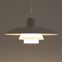 北欧より買い付けたLouis Poulsen社製「PH4」は、Poul Henningsenによる名作照明で、直径40cmの程よいサイズとアルミの軽やかな質感が魅力です。PH5と並ぶ人気を誇り、3枚シェード構造が光を柔らかく拡散し落ち着いた空間を演出します。経年の風合いも楽しめ、ダイニングやリビング、書斎や寝室まで幅広く活躍するビンテージ品です。