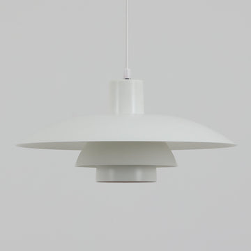 北欧より買い付けたLouis Poulsen社製「PH4」は、Poul Henningsenによる名作照明で、直径40cmの程よいサイズとアルミの軽やかな質感が魅力です。PH5と並ぶ人気を誇り、3枚シェード構造が光を柔らかく拡散し落ち着いた空間を演出します。経年の風合いも楽しめ、ダイニングやリビング、書斎や寝室まで幅広く活躍するビンテージ品です。