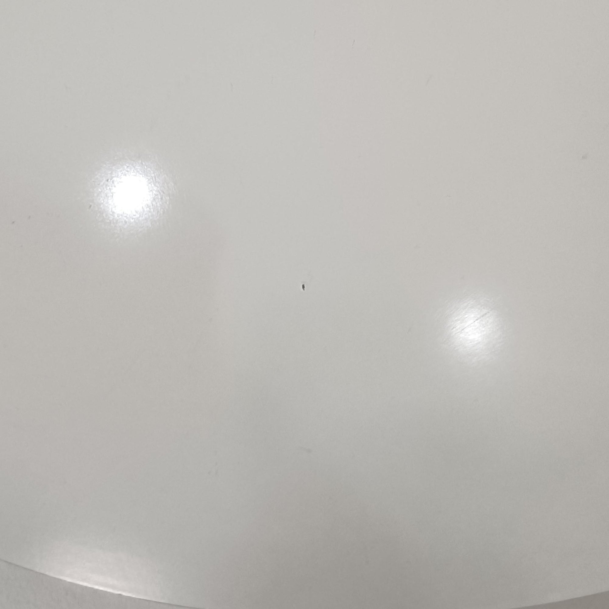 北欧より買い付けたLouis Poulsen社製「PH4」は、Poul Henningsenによる名作照明で、直径40cmの程よいサイズとアルミの軽やかな質感が魅力です。PH5と並ぶ人気を誇り、3枚シェード構造が光を柔らかく拡散し落ち着いた空間を演出します。経年の風合いも楽しめ、ダイニングやリビング、書斎や寝室まで幅広く活躍するビンテージ品です。