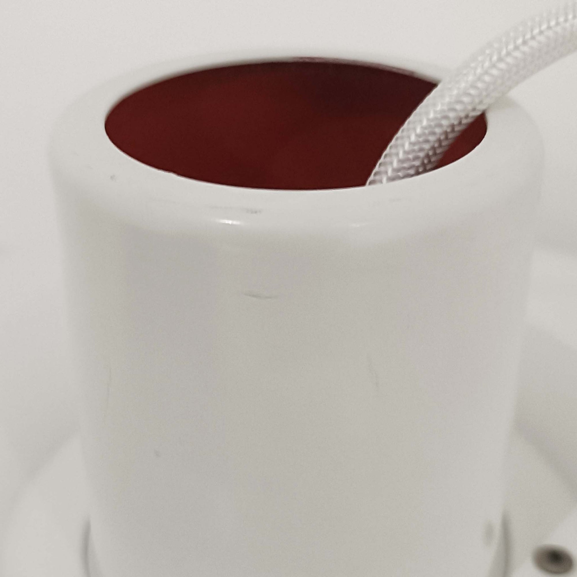 北欧より買い付けたLouis Poulsen社製「PH4」は、Poul Henningsenによる名作照明で、直径40cmの程よいサイズとアルミの軽やかな質感が魅力です。PH5と並ぶ人気を誇り、3枚シェード構造が光を柔らかく拡散し落ち着いた空間を演出します。経年の風合いも楽しめ、ダイニングやリビング、書斎や寝室まで幅広く活躍するビンテージ品です。