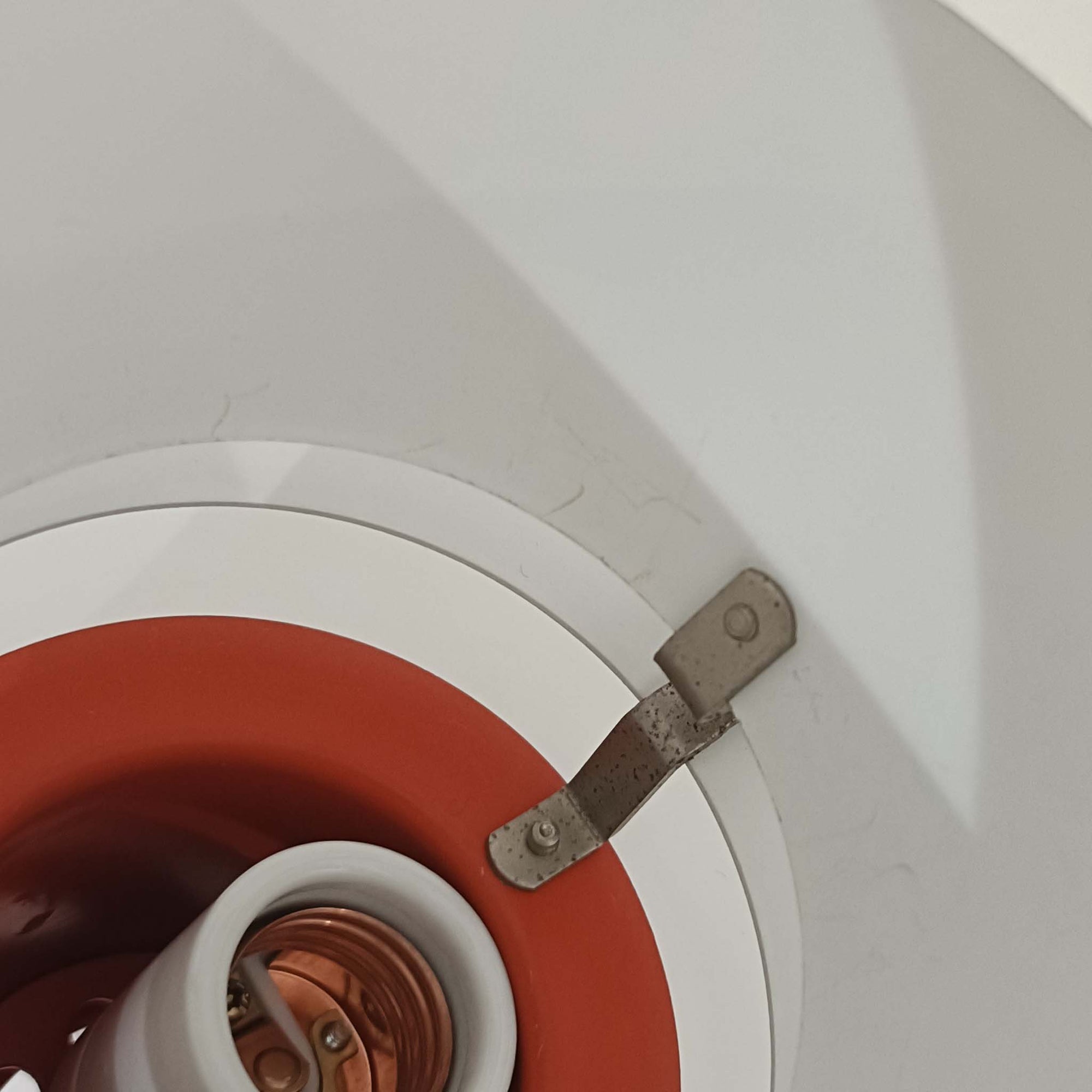 北欧より買い付けたLouis Poulsen社製「PH4」は、Poul Henningsenによる名作照明で、直径40cmの程よいサイズとアルミの軽やかな質感が魅力です。PH5と並ぶ人気を誇り、3枚シェード構造が光を柔らかく拡散し落ち着いた空間を演出します。経年の風合いも楽しめ、ダイニングやリビング、書斎や寝室まで幅広く活躍するビンテージ品です。