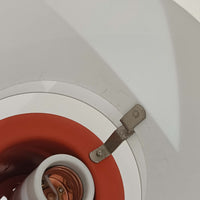 北欧より買い付けたLouis Poulsen社製「PH4」は、Poul Henningsenによる名作照明で、直径40cmの程よいサイズとアルミの軽やかな質感が魅力です。PH5と並ぶ人気を誇り、3枚シェード構造が光を柔らかく拡散し落ち着いた空間を演出します。経年の風合いも楽しめ、ダイニングやリビング、書斎や寝室まで幅広く活躍するビンテージ品です。