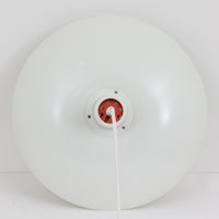 北欧より買い付けたLouis Poulsen社製「PH4」は、Poul Henningsenによる名作照明で、直径40cmの程よいサイズとアルミの軽やかな質感が魅力です。PH5と並ぶ人気を誇り、3枚シェード構造が光を柔らかく拡散し落ち着いた空間を演出します。経年の風合いも楽しめ、ダイニングやリビング、書斎や寝室まで幅広く活躍するビンテージ品です。