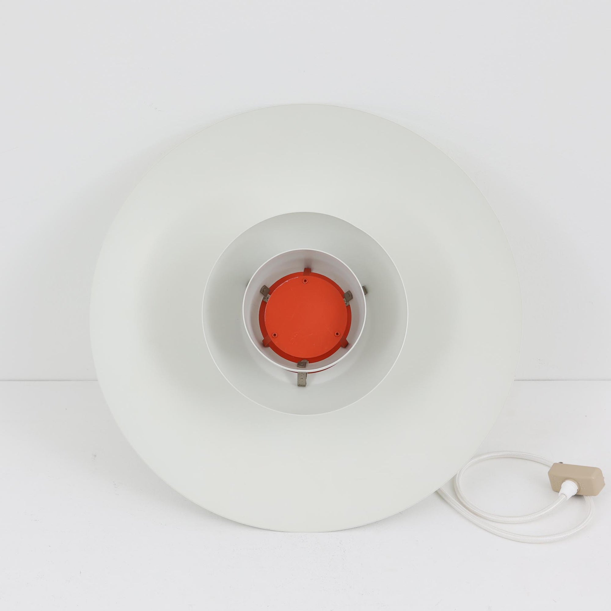 北欧より買い付けたLouis Poulsen社製「PH4」は、Poul Henningsenによる名作照明で、直径40cmの程よいサイズとアルミの軽やかな質感が魅力です。PH5と並ぶ人気を誇り、3枚シェード構造が光を柔らかく拡散し落ち着いた空間を演出します。経年の風合いも楽しめ、ダイニングやリビング、書斎や寝室まで幅広く活躍するビンテージ品です。