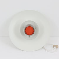 北欧より買い付けたLouis Poulsen社製「PH4」は、Poul Henningsenによる名作照明で、直径40cmの程よいサイズとアルミの軽やかな質感が魅力です。PH5と並ぶ人気を誇り、3枚シェード構造が光を柔らかく拡散し落ち着いた空間を演出します。経年の風合いも楽しめ、ダイニングやリビング、書斎や寝室まで幅広く活躍するビンテージ品です。