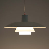 北欧より買い付けたLouis Poulsen社製「PH4」は、Poul Henningsenによる名作照明で、直径40cmの程よいサイズとアルミの軽やかな質感が魅力です。PH5と並ぶ人気を誇り、3枚シェード構造が光を柔らかく拡散し落ち着いた空間を演出します。経年の風合いも楽しめ、ダイニングやリビング、書斎や寝室まで幅広く活躍するビンテージ品です。