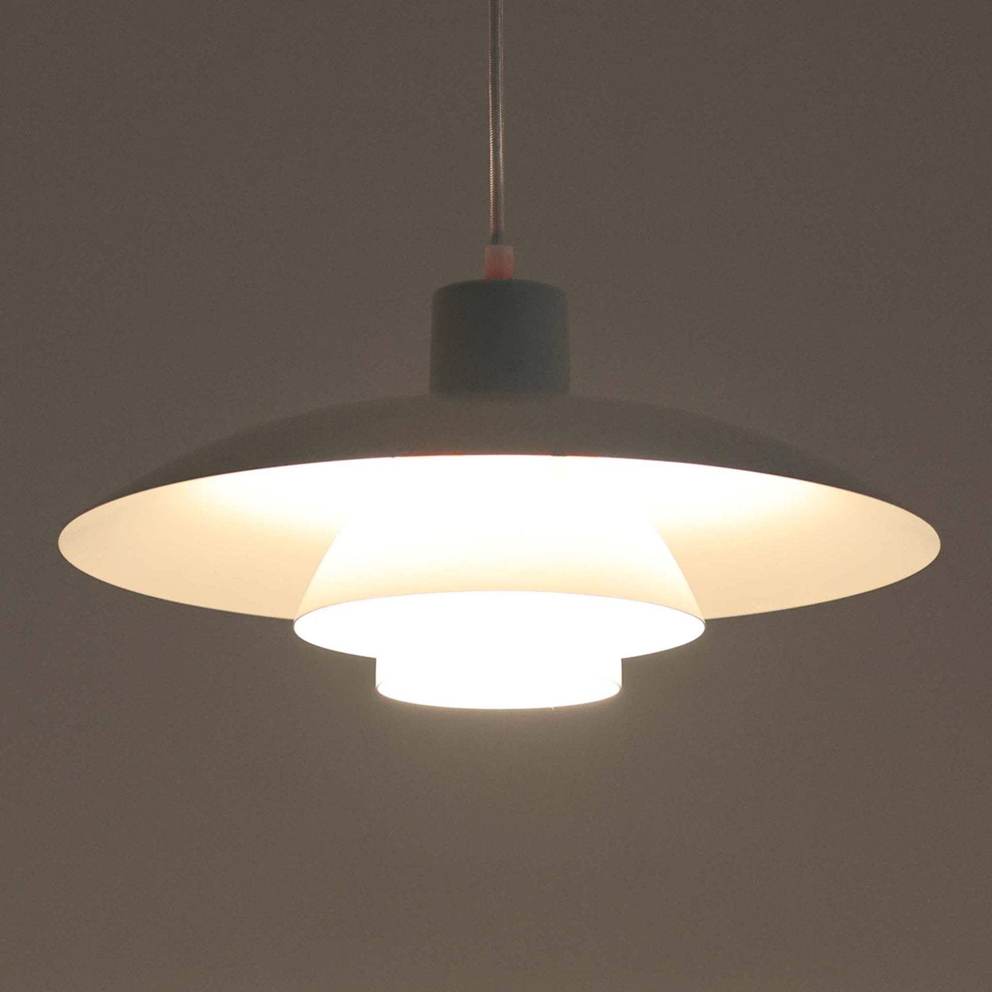 北欧より買い付けたLouis Poulsen社製「PH4」は、Poul Henningsenによる名作照明で、直径40cmの程よいサイズとアルミの軽やかな質感が魅力です。PH5と並ぶ人気を誇り、3枚シェード構造が光を柔らかく拡散し落ち着いた空間を演出します。経年の風合いも楽しめ、ダイニングやリビング、書斎や寝室まで幅広く活躍するビンテージ品です。