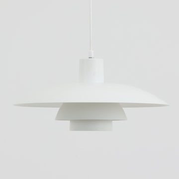 北欧より買い付けたLouis Poulsen社製「PH4」は、Poul Henningsenによる名作照明で、直径40cmの程よいサイズとアルミの軽やかな質感が魅力です。PH5と並ぶ人気を誇り、3枚シェード構造が光を柔らかく拡散し落ち着いた空間を演出します。経年の風合いも楽しめ、ダイニングやリビング、書斎や寝室まで幅広く活躍するビンテージ品です。