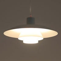 北欧より買い付けたLouis Poulsen社製「PH4」は、Poul Henningsenによる名作照明で、直径40cmの程よいサイズとアルミの軽やかな質感が魅力です。PH5と並ぶ人気を誇り、3枚シェード構造が光を柔らかく拡散し落ち着いた空間を演出します。経年の風合いも楽しめ、ダイニングやリビング、書斎や寝室まで幅広く活躍するビンテージ品です。