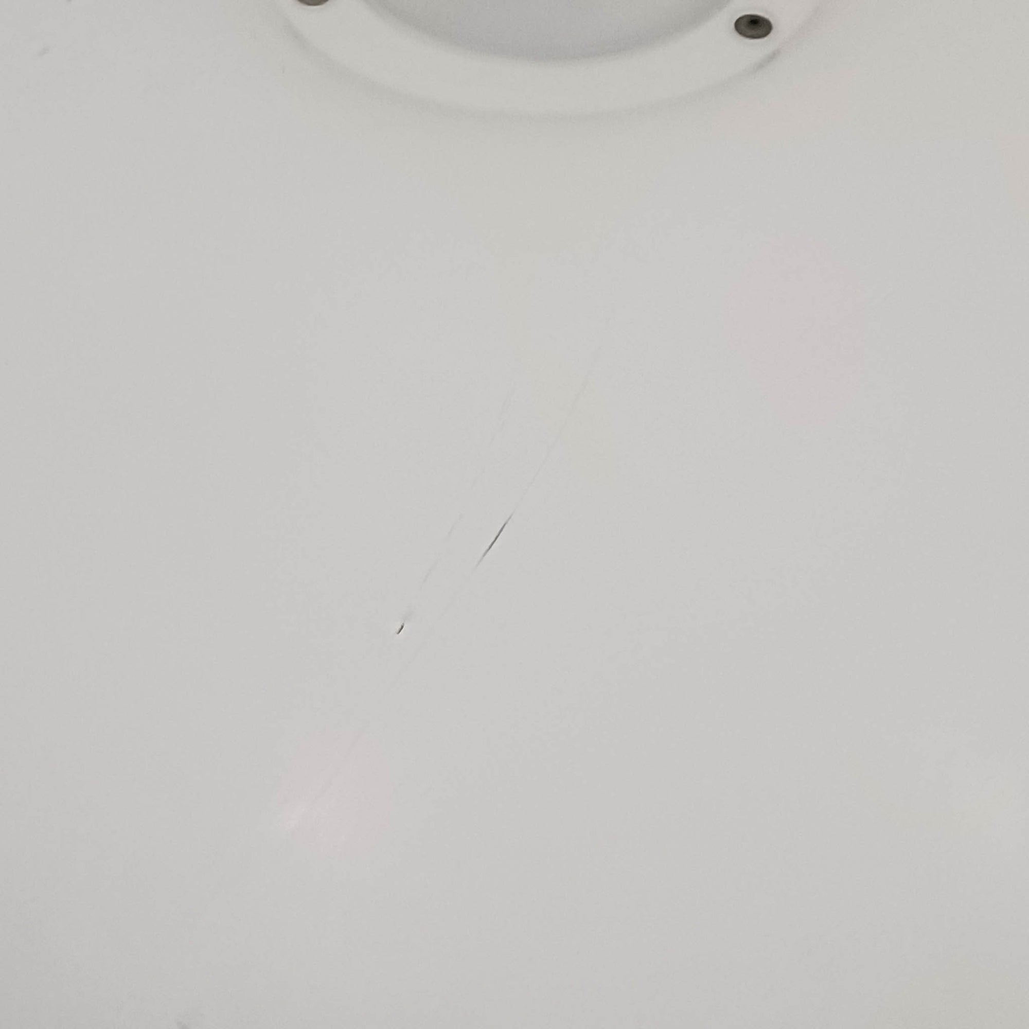 北欧より買い付けたLouis Poulsen社製「PH4」は、Poul Henningsenによる名作照明で、直径40cmの程よいサイズとアルミの軽やかな質感が魅力です。PH5と並ぶ人気を誇り、3枚シェード構造が光を柔らかく拡散し落ち着いた空間を演出します。経年の風合いも楽しめ、ダイニングやリビング、書斎や寝室まで幅広く活躍するビンテージ品です。