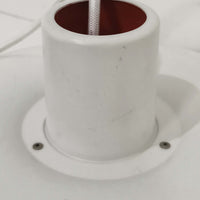 北欧より買い付けたLouis Poulsen社製「PH4」は、Poul Henningsenによる名作照明で、直径40cmの程よいサイズとアルミの軽やかな質感が魅力です。PH5と並ぶ人気を誇り、3枚シェード構造が光を柔らかく拡散し落ち着いた空間を演出します。経年の風合いも楽しめ、ダイニングやリビング、書斎や寝室まで幅広く活躍するビンテージ品です。