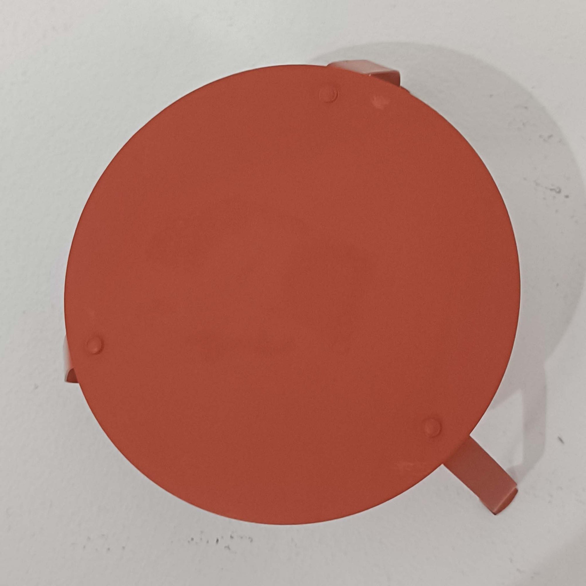 北欧より買い付けたLouis Poulsen社製「PH4」は、Poul Henningsenによる名作照明で、直径40cmの程よいサイズとアルミの軽やかな質感が魅力です。PH5と並ぶ人気を誇り、3枚シェード構造が光を柔らかく拡散し落ち着いた空間を演出します。経年の風合いも楽しめ、ダイニングやリビング、書斎や寝室まで幅広く活躍するビンテージ品です。