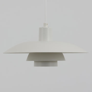 北欧より買い付けたLouis Poulsen社製「PH4」は、Poul Henningsenによる名作照明で、直径40cmの程よいサイズとアルミの軽やかな質感が魅力です。PH5と並ぶ人気を誇り、3枚シェード構造が光を柔らかく拡散し落ち着いた空間を演出します。経年の風合いも楽しめ、ダイニングやリビング、書斎や寝室まで幅広く活躍するビンテージ品です。
