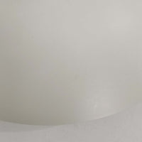 北欧より買い付けたLouis Poulsen社製「PH4」は、Poul Henningsenによる名作照明で、直径40cmの程よいサイズとアルミの軽やかな質感が魅力です。PH5と並ぶ人気を誇り、3枚シェード構造が光を柔らかく拡散し落ち着いた空間を演出します。経年の風合いも楽しめ、ダイニングやリビング、書斎や寝室まで幅広く活躍するビンテージ品です。