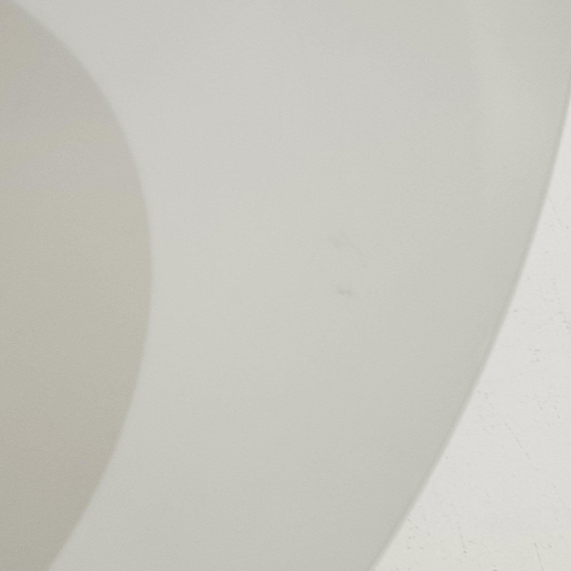 北欧より買い付けたLouis Poulsen社製「PH4」は、Poul Henningsenによる名作照明で、直径40cmの程よいサイズとアルミの軽やかな質感が魅力です。PH5と並ぶ人気を誇り、3枚シェード構造が光を柔らかく拡散し落ち着いた空間を演出します。経年の風合いも楽しめ、ダイニングやリビング、書斎や寝室まで幅広く活躍するビンテージ品です。