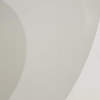 北欧より買い付けたLouis Poulsen社製「PH4」は、Poul Henningsenによる名作照明で、直径40cmの程よいサイズとアルミの軽やかな質感が魅力です。PH5と並ぶ人気を誇り、3枚シェード構造が光を柔らかく拡散し落ち着いた空間を演出します。経年の風合いも楽しめ、ダイニングやリビング、書斎や寝室まで幅広く活躍するビンテージ品です。