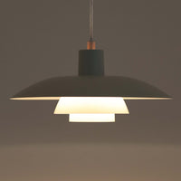 北欧より買い付けたLouis Poulsen社製「PH4」は、Poul Henningsenによる名作照明で、直径40cmの程よいサイズとアルミの軽やかな質感が魅力です。PH5と並ぶ人気を誇り、3枚シェード構造が光を柔らかく拡散し落ち着いた空間を演出します。経年の風合いも楽しめ、ダイニングやリビング、書斎や寝室まで幅広く活躍するビンテージ品です。