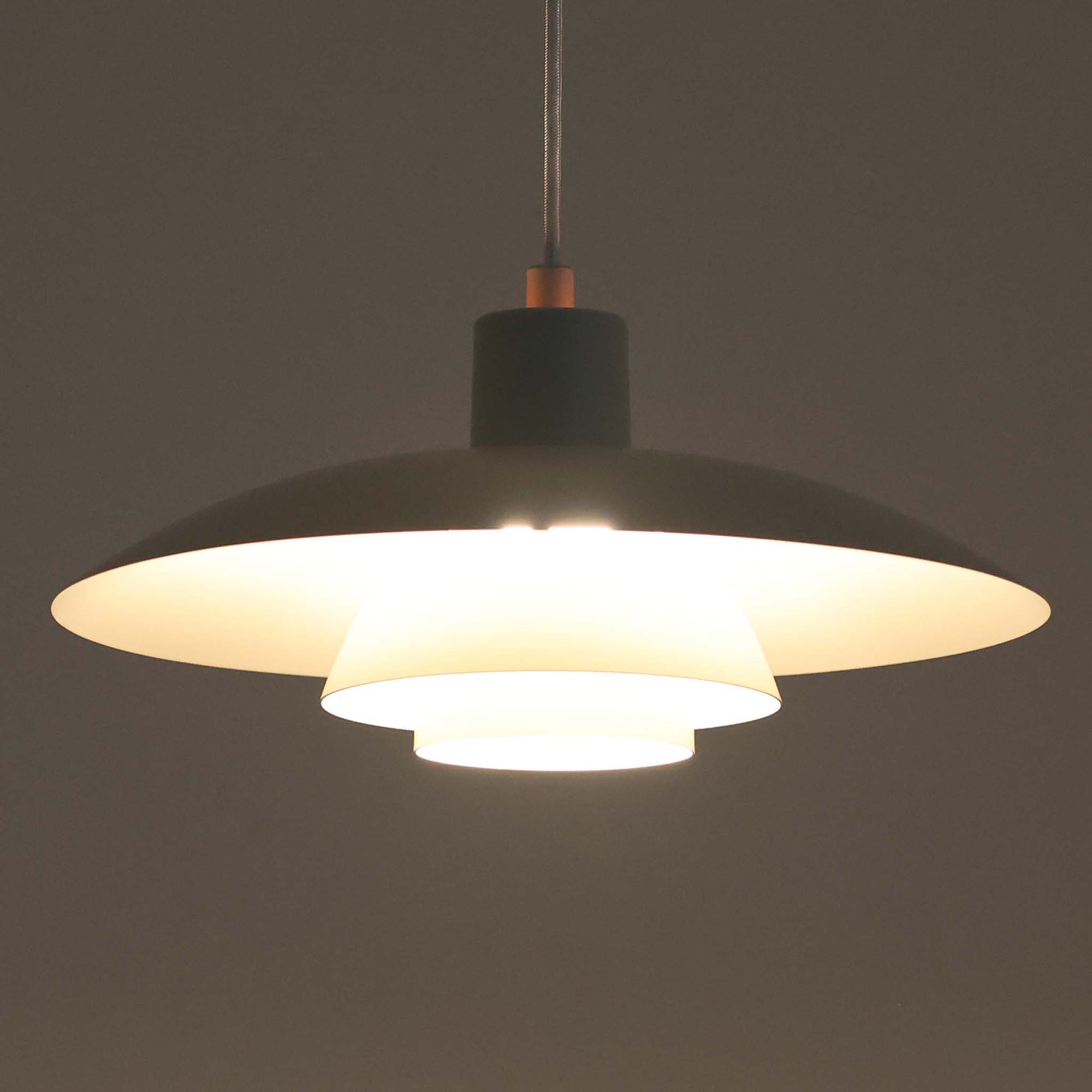 北欧より買い付けたLouis Poulsen社製「PH4」は、Poul Henningsenによる名作照明で、直径40cmの程よいサイズとアルミの軽やかな質感が魅力です。PH5と並ぶ人気を誇り、3枚シェード構造が光を柔らかく拡散し落ち着いた空間を演出します。経年の風合いも楽しめ、ダイニングやリビング、書斎や寝室まで幅広く活躍するビンテージ品です。