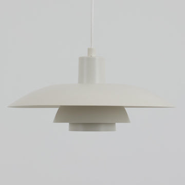 北欧より買い付けたLouis Poulsen社製「PH4」は、Poul Henningsenによる名作照明で、直径40cmの程よいサイズとアルミの軽やかな質感が魅力です。PH5と並ぶ人気を誇り、3枚シェード構造が光を柔らかく拡散し落ち着いた空間を演出します。経年の風合いも楽しめ、ダイニングやリビング、書斎や寝室まで幅広く活躍するビンテージ品です。