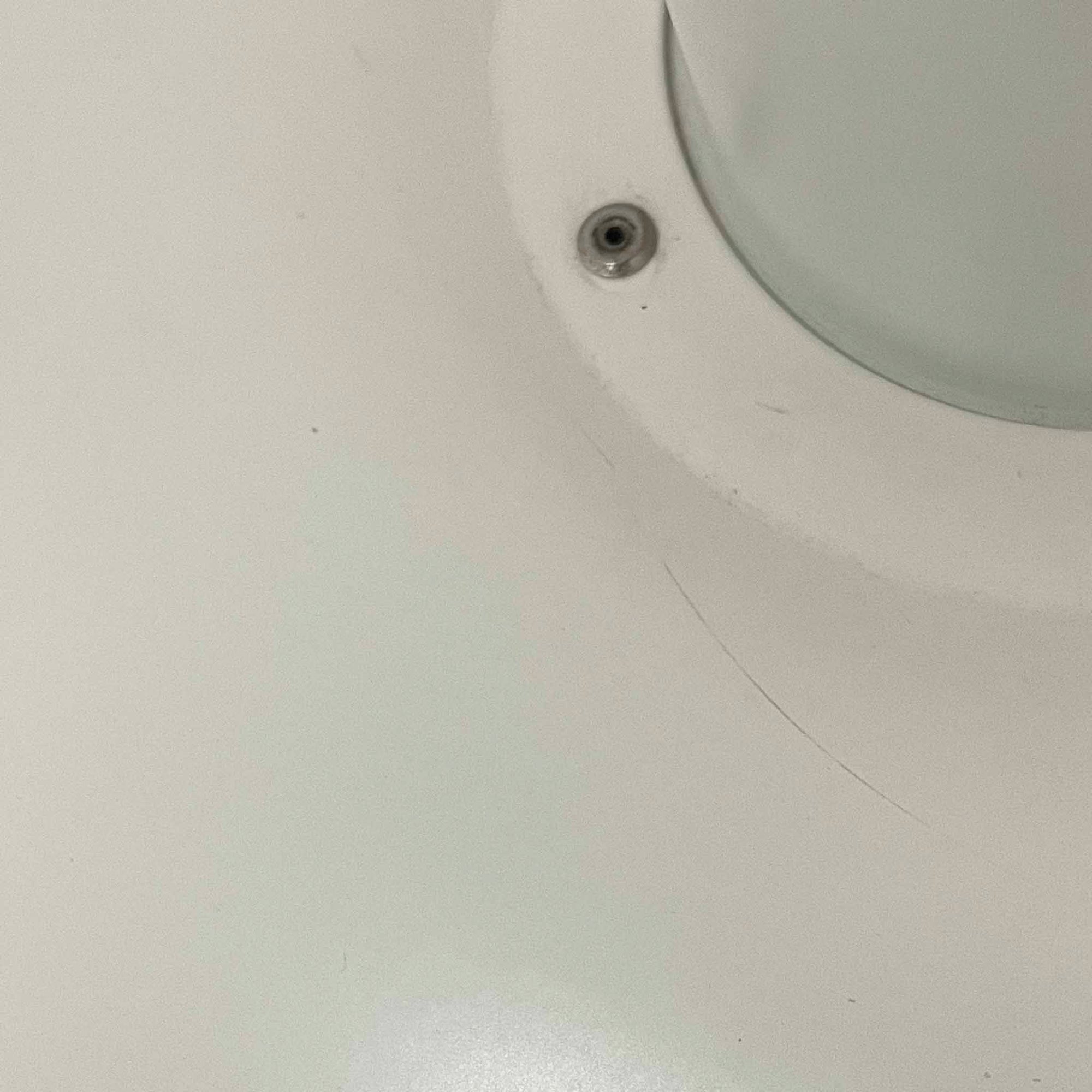 北欧より買い付けたLouis Poulsen社製「PH4」は、Poul Henningsenによる名作照明で、直径40cmの程よいサイズとアルミの軽やかな質感が魅力です。PH5と並ぶ人気を誇り、3枚シェード構造が光を柔らかく拡散し落ち着いた空間を演出します。経年の風合いも楽しめ、ダイニングやリビング、書斎や寝室まで幅広く活躍するビンテージ品です。