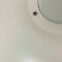 北欧より買い付けたLouis Poulsen社製「PH4」は、Poul Henningsenによる名作照明で、直径40cmの程よいサイズとアルミの軽やかな質感が魅力です。PH5と並ぶ人気を誇り、3枚シェード構造が光を柔らかく拡散し落ち着いた空間を演出します。経年の風合いも楽しめ、ダイニングやリビング、書斎や寝室まで幅広く活躍するビンテージ品です。