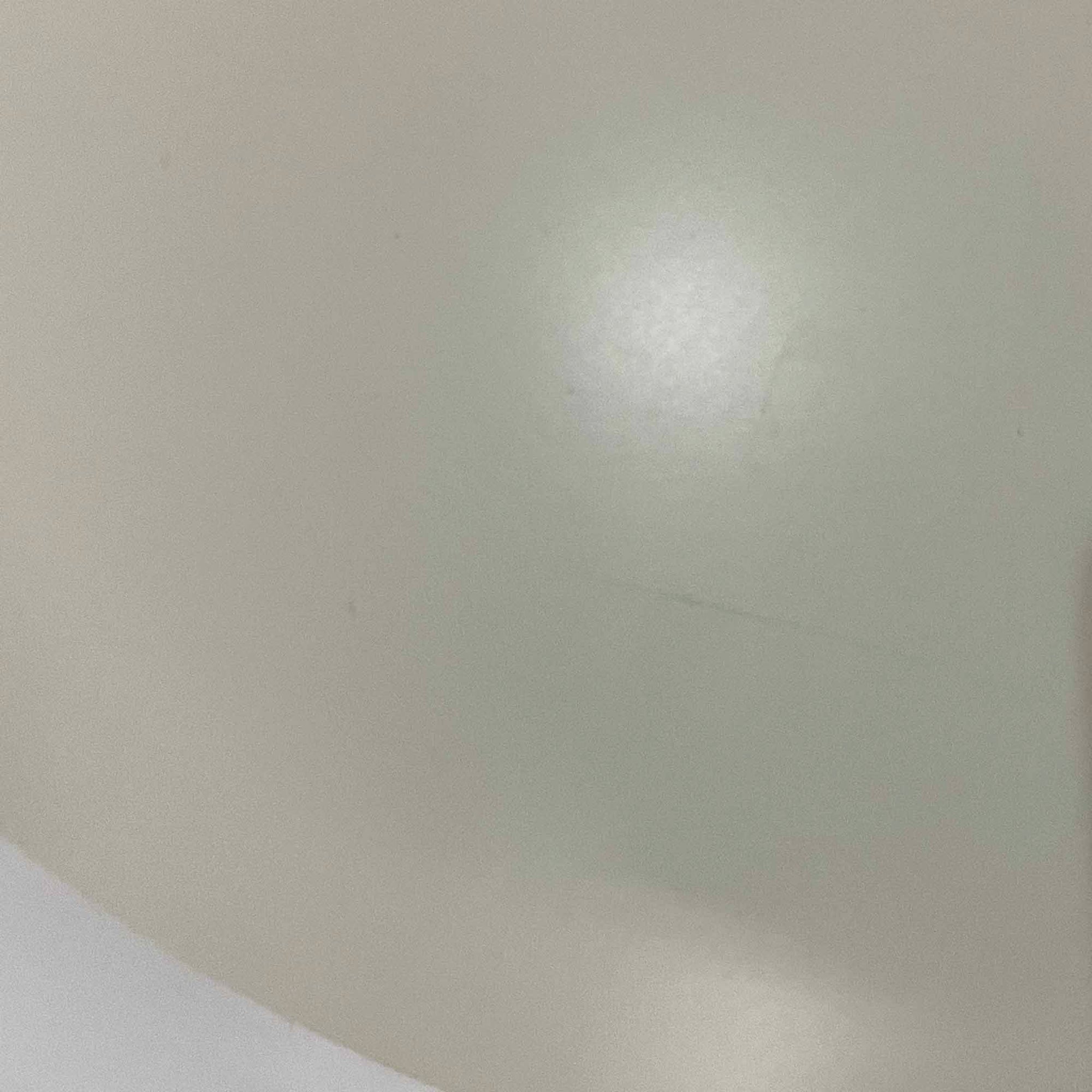 北欧より買い付けたLouis Poulsen社製「PH4」は、Poul Henningsenによる名作照明で、直径40cmの程よいサイズとアルミの軽やかな質感が魅力です。PH5と並ぶ人気を誇り、3枚シェード構造が光を柔らかく拡散し落ち着いた空間を演出します。経年の風合いも楽しめ、ダイニングやリビング、書斎や寝室まで幅広く活躍するビンテージ品です。