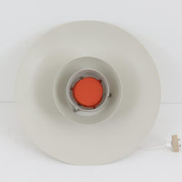 北欧より買い付けたLouis Poulsen社製「PH4」は、Poul Henningsenによる名作照明で、直径40cmの程よいサイズとアルミの軽やかな質感が魅力です。PH5と並ぶ人気を誇り、3枚シェード構造が光を柔らかく拡散し落ち着いた空間を演出します。経年の風合いも楽しめ、ダイニングやリビング、書斎や寝室まで幅広く活躍するビンテージ品です。