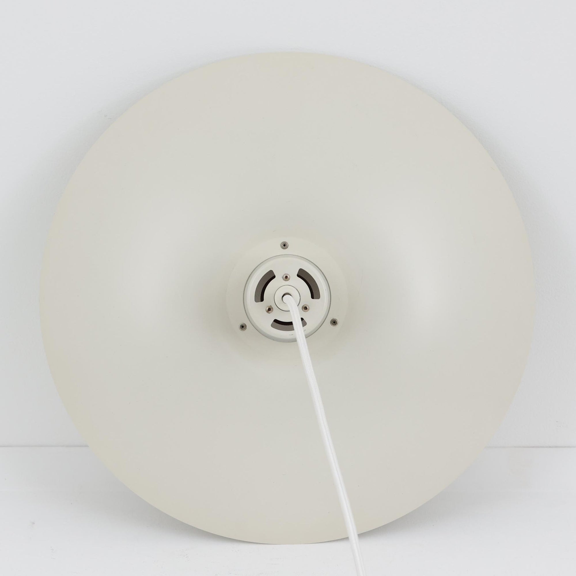 北欧より買い付けたLouis Poulsen社製「PH4」は、Poul Henningsenによる名作照明で、直径40cmの程よいサイズとアルミの軽やかな質感が魅力です。PH5と並ぶ人気を誇り、3枚シェード構造が光を柔らかく拡散し落ち着いた空間を演出します。経年の風合いも楽しめ、ダイニングやリビング、書斎や寝室まで幅広く活躍するビンテージ品です。