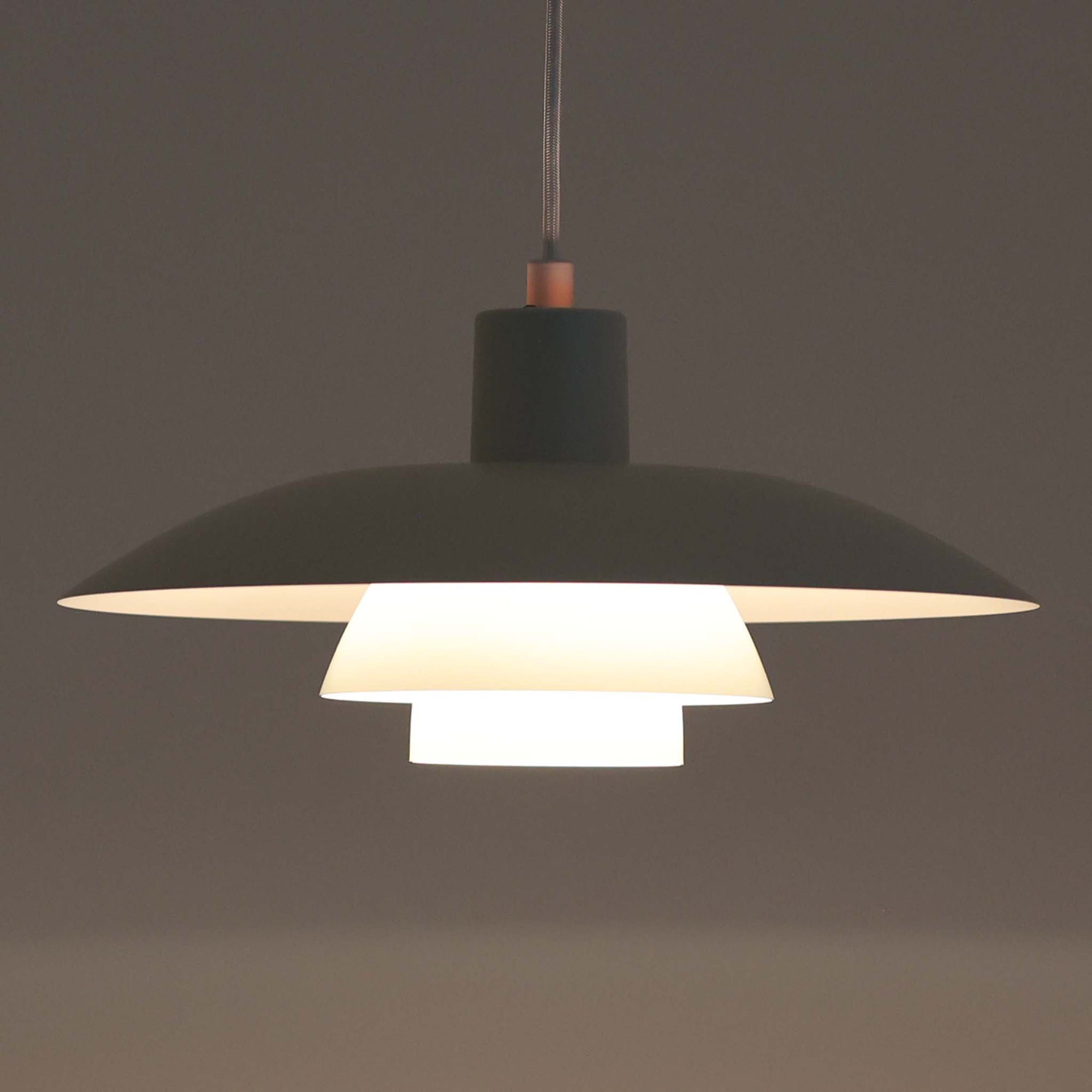 北欧より買い付けたLouis Poulsen社製「PH4」は、Poul Henningsenによる名作照明で、直径40cmの程よいサイズとアルミの軽やかな質感が魅力です。PH5と並ぶ人気を誇り、3枚シェード構造が光を柔らかく拡散し落ち着いた空間を演出します。経年の風合いも楽しめ、ダイニングやリビング、書斎や寝室まで幅広く活躍するビンテージ品です。