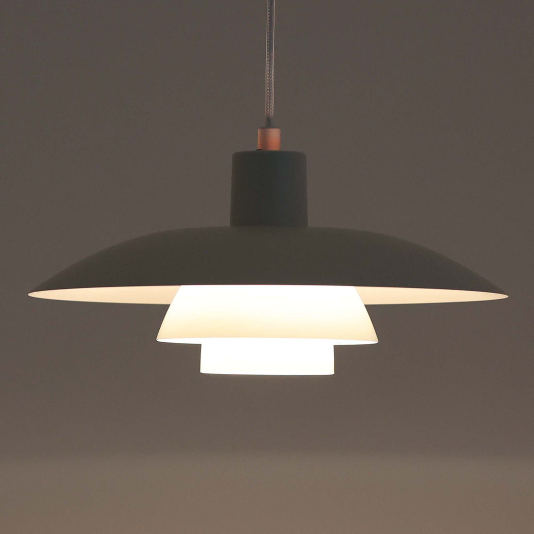 北欧より買い付けたLouis Poulsen社製「PH4」は、Poul Henningsenによる名作照明で、直径40cmの程よいサイズとアルミの軽やかな質感が魅力です。PH5と並ぶ人気を誇り、3枚シェード構造が光を柔らかく拡散し落ち着いた空間を演出します。経年の風合いも楽しめ、ダイニングやリビング、書斎や寝室まで幅広く活躍するビンテージ品です。